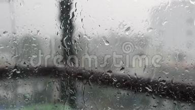 强<strong>雨水</strong>冲向窗<strong>玻璃</strong>并流下来，关闭。 雨天<strong>玻璃</strong>背景上的雨滴